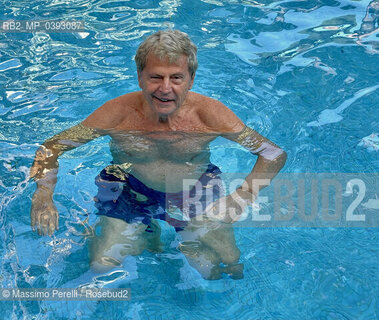 Uto Ughi, violinista, musica classica, in piscina, 2023, Roma, Italia / Uto Ughi, violinist, classic music, in swimming, 2023, Rome, Italy. ©Massimo Perelli/Rosebud2