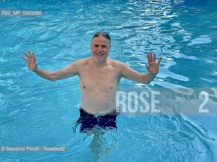 Marco Celli Stein, direttore dorchestra, musicaclassica, in piscina, Roma, Italia / Marco Celli Stein, orchestra director, classic music, in swimming, Rome, Italy. ©Massimo Perelli/Rosebud2