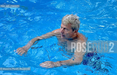 Uto Ughi, violinista, musica classica, in piscina, 2023, Roma, Italia / Uto Ughi, violinist, classic music, in swimming, 2023, Rome, Italy. ©Massimo Perelli/Rosebud2