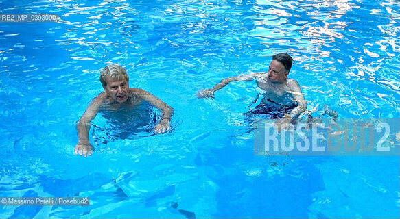 Uto Ughi, violinista, Marco Stain, direttore di orchestra, musica classica, in piscina, 2023, Roma, Italia / Uto Ughi, violinist, Marco Stein, orchestra director,classic music, in swimming, 2023, Rome, Italy. ©Massimo Perelli/Rosebud2