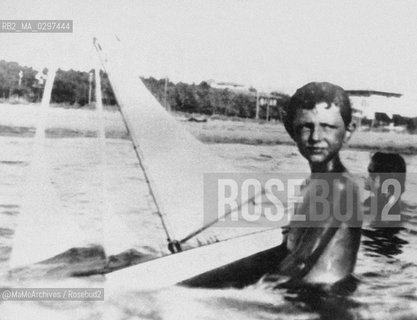 Forte dei Marmi (Lucca, Italy), c. 1926: Italian industrialist and principal shareholder of FIAT Automobile Factory Gianni Agnelli (1921-2003), as a child at the sea playing with a sailing boat toy / Forte dei Marmi (Lucca), 1926 c.: Gianni Agnelli (1921-2003), industriale e principale azionista della FIAT, al mare da bambino mentre gioca con una barca a vela giocattolo - Reproduced by MaMoArchives/Rosebud2