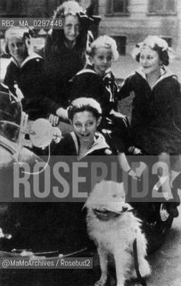 c. 1930: Italian industrialist and principal shareholder of FIAT Automobile Factory Gianni Agnelli (1921-2003), as a child with his sisters Clara, Susanna, Maria Sole and Cristina wearing sailor suits / 1930 c.: Gianni Agnelli (1921-2003), industriale e principale azionista della FIAT, da bambino e le sue sorelle Clara, Susanna, Maria Sole e Cristina vestiti alla marinara - Reproduced by MaMoArchives/Rosebud2