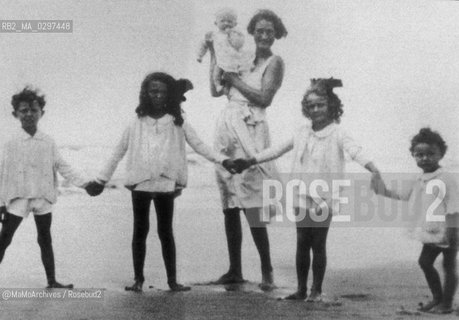 c. 1927: Virginia Agnelli Princess Bourbon del Monte di San Faustino, holding in arms her daughter Cristiana, and the other children of her: Gianni Agnelli (future industrialist and principal shareholder of FIAT Automobile Factory), Clara, Susanna and Maria Sole / 1927 c.: Virginia Agnelli Bourbon del Monte principessa di San Faustino, con in braccio sua figlia Cristiana e gli altri suoi figli: Gianni Agnelli, futuro industriale e maggiore azionista della FIAT, Clara, Susanna e Maria Sole - Reproduced by MaMoArchives @MaMoArchives/Rosebud2