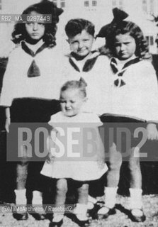 c. 1926: Gianni Agnelli (future industrialist and principal shareholder of FIAT Automobile Factory) among his sisters Clara (left), Susanna (right) and Maria Sole (middle) / c. 1926: Gianni Agnelli (futuro industriale e principale azionista della FIAT) tra le sue sorelle Clara (a sinistra), Susanna (a destra) e Maria Sole (al centro) - Reproduced by MaMoArchives/Rosebud2