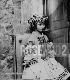 c. 1860: Alice Liddell (1852-1934), that inspired the childrens classic Alices Adventures in Wonderland by Lewis Carroll (Charles Lutwidge Dodgson), photographed by himself / 1860 c.: Alice Liddell (1852-1934), che ispirò a Lewis Carroll (Charles Lutwidge Dodgson) il libro Alice nel Paese delle meraviglie, in una fotografia scattata da lui stesso - Reproduced by MaMoArchives scattata da lui stesso - Reproduced by MaMoArchives/Rosebud2