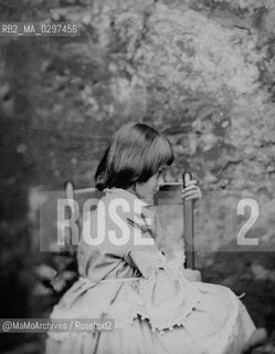 1856: Alice Liddell (1852-1934), that inspired the childrens classic Alices Adventures in Wonderland by Lewis Carroll (Charles Lutwidge Dodgson), photographed by himself / 1856: Alice Liddell (1852-1934), che ispirò a Lewis Carroll (Charles Lutwidge Dodgson) il libro Alice nel Paese delle meraviglie, in una fotografia scattata da lui stesso - Reproduced by MaMoArchives/Rosebud2