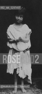 1857: Alice Liddell (1852-1934), that inspired the childrens classic Alices Adventures in Wonderland by Lewis Carroll (Charles Lutwidge Dodgson), photographed by himself / 1857: Alice Liddell (1852-1934), che ispirò a Lewis Carroll (Charles Lutwidge Dodgson) il libro Alice nel Paese delle meraviglie, in una fotografia scattata da lui stesso - Reproduced by MaMoArchives/Rosebud2