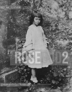 1858: Alice Liddell (1852-1934), that inspired the childrens classic Alices Adventures in Wonderland by Lewis Carroll (Charles Lutwidge Dodgson), photographed by himself / 1858: Alice Liddell (1852-1934), che ispirò a Lewis Carroll (Charles Lutwidge Dodgson) il libro Alice nel Paese delle meraviglie, in una fotografia scattata da lui stesso - Reproduced by MaMoArchives/Rosebud2