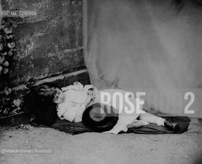 c. 1860: Alice Liddell (1852-1934), that inspired the childrens classic Alices Adventures in Wonderland by Lewis Carroll (Charles Lutwidge Dodgson), photographed by himself / 1860 c.: Alice Liddell (1852-1934), che ispirò a Lewis Carroll (Charles Lutwidge Dodgson) il libro Alice nel Paese delle meraviglie, in una foto scattata da lui stesso - Reproduced by MaMoArchives/Rosebud2