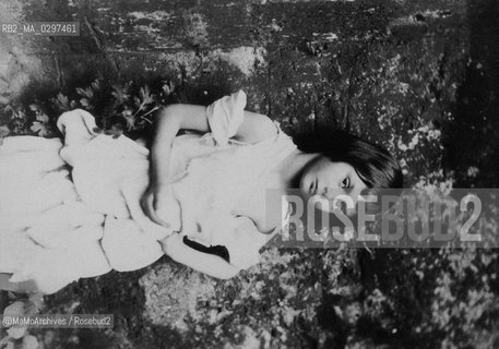 1858: Alice Liddell (1852-1934), that inspired the childrens classic Alices Adventures in Wonderland by Lewis Carroll (Charles Lutwidge Dodgson), photographed by himself / 1858: Alice Liddell (1852-1934), che ispirò a Lewis Carroll (Charles Lutwidge Dodgson) il libro Alice nel Paese delle meraviglie, in una fotografia scattata da lui stesso - Reproduced by MaMoArchives/Rosebud2