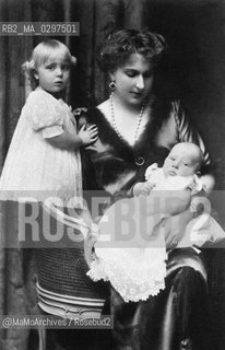 1911: Queen of Spain Victoria Eugenie of Battenberg (called Ena), wife of King Alfonso XIII of Bourbon, with her two sons, Prince Juan Count of Barcelona (that will be father of King Juan Carlos) and Princess Cristina / 1911: La regina di Spagna Vittoria Eugenia di Battenberg (detta Ena), moglie di re Alfonso XIII di Spagna, e i suoi due figli, il principe Juan conte di Barcellona (che sarà padre del re Juan Carlos) e la principessa Cristina -  Reproduced by MaMoArchives/Rosebud2
