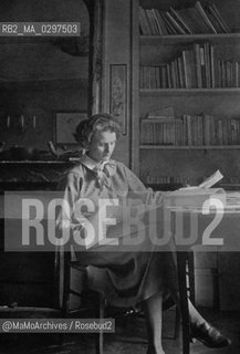 1922: French-American born publisher Sylvia Beach (1887-1962), owner of famous bookstore in Paris Shakespeare and Company which published James Joyces book, Ulysses. For many years she had a lesbian relationship with her colleague Adrienne Monnier with whom she lived for many years, until her suicide in 1955 / 1922: leditrice francese, nata americana, Sylvia Beach (1887-1962), proprietaria della famosa libreria di Parigi Shakespeare and Company che pubblicò lUlisse di Joyce. Per molti anni fu compagna della sua collega Adrienne Monnier, fino al suicidio di lei, nel 1955 - Reproduced by MaMoArchives/Rosebud2