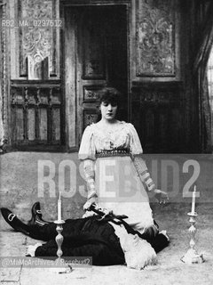 1887: French stage actress Sarah Bernardt in Tosca by Victorien Sardou / 1887: Laattrice teatrale francese Sarah Bernardt in Tosca di Victorien Sardou - Reproduced by MaMoArchives/Rosebud2