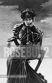 c.1895: French actress Sarah Bernhardt with a bat in her hat (1844-1923) / 1895 c.: Lattrice francese Sarah Bernhardt con un pipistrello nel cappello (1844-1923) - Reproduced by MaMoArchives/Rosebud2