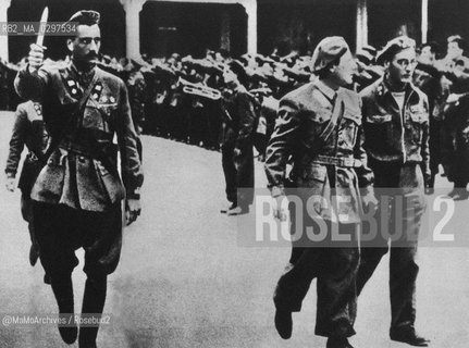c. 1943: Prince Junio Valerio Borghese (in the middle, 1906-1974) reviews the Decima MAS (10th Assault Vehicle Flotilla), an Italian commando frogman unit of the Regia Marina (Italian Royal Navy) created during the Fascist regime / 1943 c.: Il principe Junio Valerio Borghese (al centro, 1906-1974) passa in rassegna le truppe della Decima MAS, ununità speciale della Regia Marina Italiana creata durante il Fascismo e impiegata in operazioni di assalto e incursione - Reproduced by MaMoArchives/Rosebud2