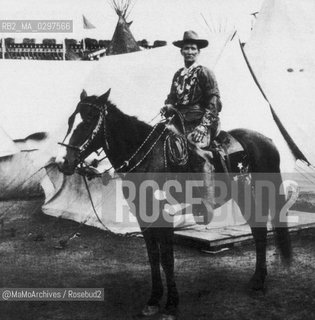 c. 1895: American scout and frontierswoman Calamity Jane (born Martha Jane Canary-Burke, 1852-1903). In 1893, she started to appear in Buffalo Bills Wild West Show as a storyteller, in tour in the United States and in Europe / 1895 c.: La leggendaria donna del Far West Calamiti Jane (nata Martha Jane Canary-Burke, 1852-1903). Nel 1893, cominciò a partecipare Al Wild West Show che Buffalo Bill portò in giro per gli Stati Uniti e lEuropa - Reproduced by MaMoArchives/Rosebud2