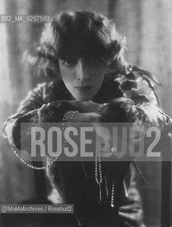 Marchesa Luisa Casati Stampa di Soncino (born Luisa Amman, 1881-1957) potographed in 1912 by Baron Adolph de Meyer. She was an eccentric Italian heiress, muse, and patroness of the arts in early 20th-century Europe / Marchesa Luisa Casati Stampa di Soncino (nata Luisa Amman, 1881-1957) fotografata nel 1912 da Adolph de Meyer. Eccentrica ereditiera, musa e mecenate di artisti nei primi anni del Novecento - Reproduced by MaMoArchives/Rosebud2
