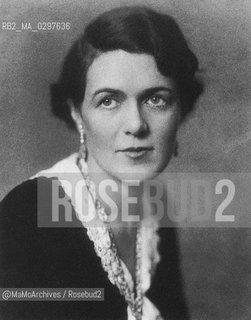 American patron of the arts and publisher Caresse Crosby (born Mary Phelps Jacob, 1891-1970). She and her second husband, Harry Crosby, founded in Paris the Black Sun Press which was instrumental in publishing early works of many authors who would later become famous, including Ernest Hemingway, Anaïs Nin, Charles Bukowski and Henry Miller / La mecenate ed editrice americana Caresse Crosby (nata born Mary Phelps Jacob, 1891-1970). Con il suo secondo marito Harry Crosby fondò a Parigi la casa editrice Black Sun Press che pubblicò le prime opere di scrittori che poi divennero famosi, come Ernest Hemingway, Anaïs Nin, Charles Bukowski e Henry Miller - Reproduced by MaMoArchives/Rosebud2