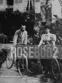 1895, Sceaux, France: Physicists Pierre Curie and his wife Marie Curie Sklodowska start their honeymoon bicycle tour / 1895, Sceaux, Francia I fisici Pierre Curie e sua moglie Marie Curie Sklodowska iniziano il loro viaggio di nozze in bicicletta - Reproduced by MaMoArchives/Rosebud2