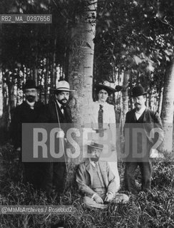 Eragny, France, 1902: French music composer Claude Debussy (second from left) his wife Rosalie Texier (Lily), composer Paul Dukas and musicologist Louis Laloy / Eragny, Francia, 1902: il compositore francese Claude Debussy (secondo da sinistra), sua moglie Rosalie Texier (Lily), il compositore Paul Dukas e il musicologo Louis Laloy - Reproduced by MaMoArchives/Rosebud2