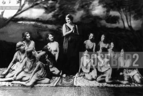 American dancer Isadora Duncan (1877-1927) with some pupils in her dance school in New York / La ballerina Isadora Duncan (1877-1927) con alcune allieve nella sua scuola di danza a New York - Reproduced by MaMoArchives/Rosebud2