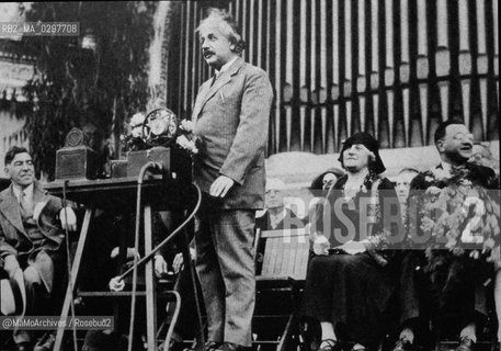 San Diego, California, 1936: American, German born, physicist Albert Einstein (1879-1955), Nobel Prize in Physics in 1921 / San Diego, California, 1936: Il fisico Americano, di origine tedesca, Albert Einstein  (1879-1955), Premio Nobel per la Fisica nel 1921 - Reproduced by MaMoArchives/Rosebud2