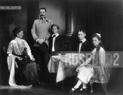 1913: Archduke Franz Ferdinand of Austria (1863-1914, Archduke of Austria-Este, Austro-Hungarian and Royal Prince of Hungary and of Bohemia, and from 1896 heir presumptive to the Austro-Hungarian throne) and his wife Sophie Chotek von Chotkowa Duchess of Hohenberg (1868-1914). Their assassination at Sarajevo was the trigger for the First World War. In this picture they pose with their sons: Princess Sophie von Hoenberg, Maximilian Duke of Hoenberg and Prince Ernst of Hoenberg / 1913: Francesco Ferdinando dAustria-Este (1863-1914, dal 1896 erede al trono austro-ungarico) e sua moglie  Sophie Chotek von Chotkowa, duchessa di Hohenberg (1868-1914). Il loro assassinio a Sarajevo fu la causa scatenante della Prima guerra mondiale. In questa foto posano con i loro figli: la principessa Sophie von Hohenberg, Maximilian duca di Hoenberg e il principe Hernst of Hoenberg - Reproduced by MaMoArchives/Rosebud2