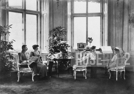 1912: Archduke Franz Ferdinand of Austria (1863-1914, Archduke of Austria-Este, Austro-Hungarian and Royal Prince of Hungary and of Bohemia, and from 1896 heir presumptive to the Austro-Hungarian throne) and his wife Sophie Chotek von Chotkowa Duchess of Hohenberg (1868-1914). Their assassination at Sarajevo was the trigger for the First World War. In this picture they pose with their sons: Princess Sophie von Hoenberg, Maximilian Duke of Hoenberg and Prince Ernst of Hoenberg / 1912: Francesco Ferdinando dAustria-Este (1863-1914, dal 1896 erede al trono austro-ungarico) e sua moglie  Sophie Chotek von Chotkowa, duchessa di Hohenberg (1868-1914). Il loro assassinio a Sarajevo fu la causa scatenante della Prima guerra mondiale. In questa foto posano con i loro figli: la principessa Sophie von Hohenberg, Maximilian duca di Hoenberg e il principe Hernst of Hoenberg - Reproduced by MaMoArchives/Rosebud2