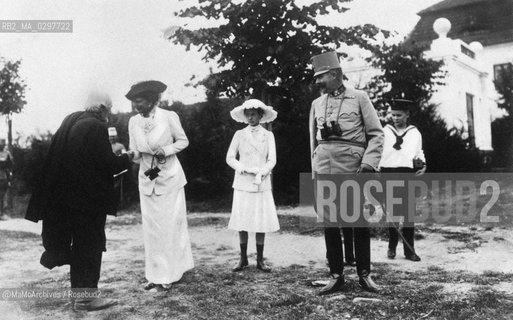 1914: Archduke Franz Ferdinand of Austria (1863-1914, Archduke of Austria-Este, Austro-Hungarian and Royal Prince of Hungary and of Bohemia, and from 1896 heir presumptive to the Austro-Hungarian throne) and his wife Sophie Chotek von Chotkowa Duchess of Hohenberg (1868-1914). Their assassination at Sarajevo was the trigger for the First World War. In this picture they are with two of their three sons: Princess Sophie von Hoenberg and Maximilian Duke of Hoenberg  / 1914: Francesco Ferdinando dAustria-Este (1863-1914, dal 1896 erede al trono austro-ungarico) e sua moglie  Sophie Chotek von Chotkowa, duchessa di Hohenberg (1868-1914). Il loro assassinio a Sarajevo fu la causa scatenante della Prima guerra mondiale. In questa foto sono con due dei loro tre figli: la principessa Sophie von Hohenberg e Maximilian duca di Hoenber - Reproduced by MaMoArchives/Rosebud2