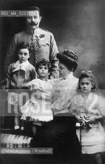 c.1906: Archduke Franz Ferdinand of Austria (1863-1914, Archduke of Austria-Este, Austro-Hungarian and Royal Prince of Hungary and of Bohemia, and from 1896 heir presumptive to the Austro-Hungarian throne) and his wife Sophie Chotek von Chotkowa Duchess of Hohenberg (1868-1914). Their assassination at Sarajevo was the trigger for the First World War. In this picture they pose with their sons: Princess Sophie von Hoenberg, Maximilian Duke of Hoenberg and Prince Ernst of Hoenberg / 1906 c.: Francesco Ferdinando dAustria-Este (1863-1914, dal 1896 erede al trono austro-ungarico) e sua moglie  Sophie Chotek von Chotkowa, duchessa di Hohenberg (1868-1914). Il loro assassinio a Sarajevo fu la causa scatenante della Prima guerra mondiale. In questa foto posano con i loro figli: la principessa Sophie von Hohenberg, Maximilian duca di Hoenberg e il principe Hernst of Hoenberg - Reproduced by MaMoArchives/Rosebud2