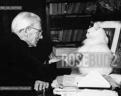 Italian music composer Ildebrando Pizzetti (1880-1968) with a cat / Il compositore Ildebrando Pizzetti (1880-1968) con un gatto - Reproduced by MaMoarchives/Rosebud2