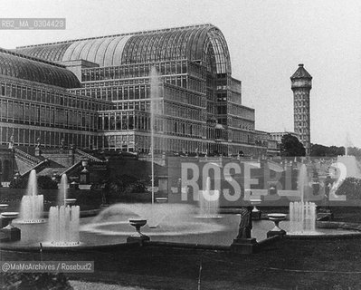 London Expo 1851: The Crystal Palace in the new area of Sydenham. This building was originally erected in Hyde Park to house the Great Exhibition. After, in 1854, it was located in South London, at Sydenham Hill, and finally, it was burned in a fire in 1936 / Esposizione Universale di Londra 1851: Il Crystal Palace nel nuovo sito di Sydenham. Questo edificio fu inizialmente costruito a Hyde Park per ospitare lesposizione universale. In seguito, nel 1854, fu trasferito nella zona sud di Londra, a Sydenham Hill, e venne infine distrutto da un incendio nel 1936 - Reproduced by MaMoArchives/Rosebud2