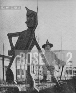 Chicago Expo 1933-1934: Tin Woodman and the Scarecrow of The Wizard of Oz / Esposizione universale di Chicago 1933-1934:  Luomo di latta e lo spaventapasseri del Mago di Oz - Reproduced by MaMoArchives/Rosebud2