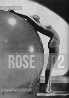 Expo History, San Diego 1935-1936. Sally Rand in the dance with the ball, unofficial postcard / Storia dellExpo, San Diego 1935-1936. Sally Rand nella danza con il pallone, cartolina non ufficiale - Reproduced by MaMoArchives/Rosebud2