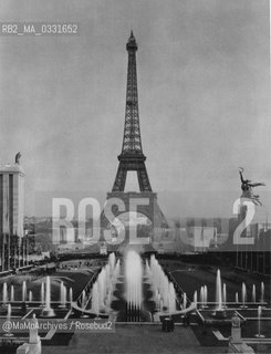 Expo History, Paris 1937. The Eiffel Tower from the Trocadero terrace / Storia dellExpo, Parigi 1937. La torre Eiffel dalla terrazza del Trocadero - Reproduced by MaMoArchives/Rosebud2