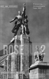 Expo History, Paris 1937. The URSS pavilion, detail: The Worker and the Kolkhozian, a statue by Vera Moukhina / Storia dellExpo, Parigi 1937.  Il pèadiglione dellURS, dettaglio: la statua Loperaio e la kolkhoziana di Vera Moukhina - Reproduced by MaMoArchives/Rosebud2