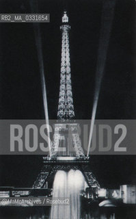 Expo History, Paris 1937. Lighting of the Eiffel Tower / Storia dellExpo, Parigi 1937. La Torre Eiffel illuminata - Reproduced by MaMoArchives/Rosebud2