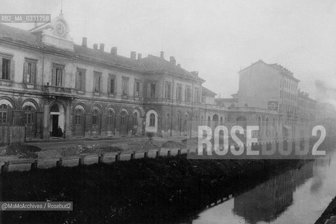 Milan, c. 1850. Naviglio Martesana at the beginning of Via Melchiorre Gioia, in front of the current Financial Police barrack that from 1854 to 1861 was the Porta Nuova Station / Milano, 1850 circa. Il naviglio Martesana allinizio di via Melchiorre Gioia, di fronte allattuale caserma della Guardia di Finanza che dal 1854 al 1861 fu Stazione di Porta Nuova - Reproduced by MaMoArchives/Rosebud2