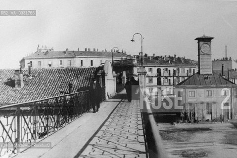 Milan, early twentieth century. Footbridge between Corso Como and via Borsieri, in the Isola district / Milano, primi del Novecento. Ponte pedonale tra Corso Como e via Borsieri, nel quartiere Isola - Reproduced by MaMoArchives/Rosebud2