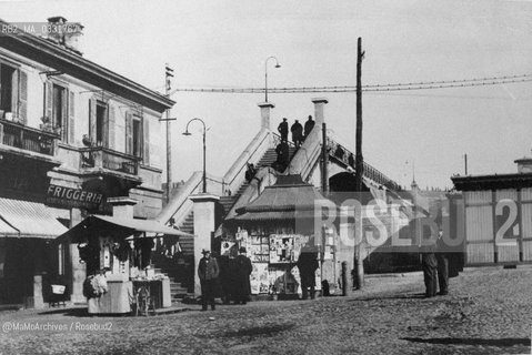 Milan, early twentieth century. Footbridge between Corso Como and via Borsieri, in the Isola district / Milano, primi del Novecento. Ponte pedonale tra Corso Como e via Borsieri, nel quartiere Isola - Reproduced by MaMoArchives/Rosebud2