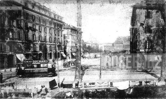 Milan, early twentieth century. Piazza Galileo Galilei with in the foreground washerwomen washing clothes in Redefossi and in the background, on the right, the old Central Station demolished in 1931 / Milano, inizi del Novecento. Piazza Galileo Galilei con in primo piano lavandaie che lavano i panni nel Redefossi e sullo sfondo, a destra, la vecchia Stazione Centrale demolita nel 1931 - Reproduced by MaMoArchives/Rosebud2