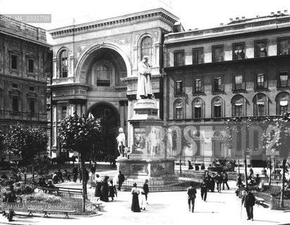 Milan, 1900. Piazza della Scala and the monument to Leonardo da Vinci, by Pietro Magni, said on liter in quater (a liter for four), because its shape resembles that of a bottle of wine with four glasses around / Milano, 1900. Piazza della Scala e monumento a Leonardo da Vinci, opera di Pietro Magni, detto on liter in quater, un litro in quattro, perché la sua forma ricorda una bottiglia di vino con quattro bicchieri intorno - Reproduced by MaMoArchives/Rosebud2