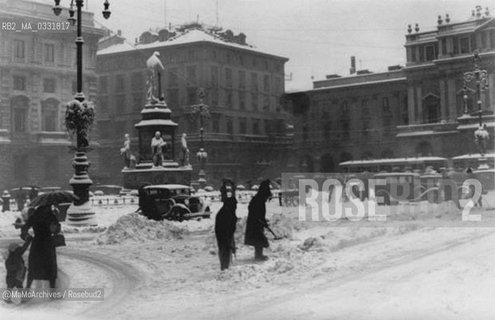 Milan, Piazza della Scala, snowfall in 1933 / Milano, piazza della Scala, nevicata del 1933 - Reproduced by MaMoArchives/Rosebud2