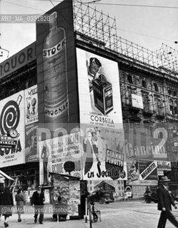 Milan, 1947. Billboards covering bombed buildings in Piazza del Duomo after World War II / Milano, 1947. Cartelloni pubblicitari che coprono edifici bombardati in piazza del Duomo dopo la seconda guerra mondiale - Reproduced by MaMoArchives/Rosebud2