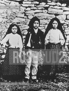 Lúcia dos Santos with Jacinta and Francisco Marto, the three children who said they witnessed three apparitions of an angel in 1916 and several apparitions of the Virgin Mary in 1917 in Fatima, Portugal / Lucia dos santos con Giacinta e Francisca Marto, i tre pastorelli che sostennero di aver assistito a tre apparzioni di un angelo nel 1916 e diverse apparizioni della Madonna nel 1917 a Fatima, in Portogallo - Reproduced by MaMoArchives/Rosebud2