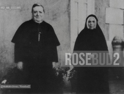 Vilar, Oporto, Portugal, 1928 : Sister Lucia of Fatima (born Lucia dos Santos, 1907-2005) , one of three children who claimed to have witnessed a series of apparitions of the Virgin Mary in Fátima, Portugal, in 1917,  with Bishop of Leiria , José Alves Correia de Silva / Vilar, Oporto, Portogallo, 1928. Suor Lucia di Fatima (nata Lucia dos Santos, 1907-2005), una dei tre bambini che nel 1917 dissero di aver assistito a delle apparizioni della Madonna a Fatima, in Portogallo, con il vescovo di Leiria José Alves Correia de Silva - Reproduced by MaMoArchives/Rosebud2