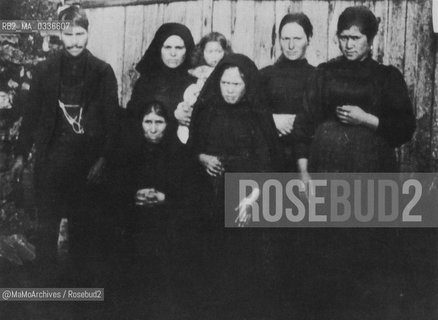 Lucia dos Santos (1907-2005) , one of three children who claimed to have witnessed a series of apparitions of the Virgin Mary in Fátima, Portugal, in 1917,  with her family / Lucia dos Santos (1907-2005), una dei tre bambini che nel 1917 dissero di aver assistito a delle apparizioni della Madonna a Fatima, in Portogallo, conla sua famiglia - Reproduced by MaMoArchives/Rosebud2