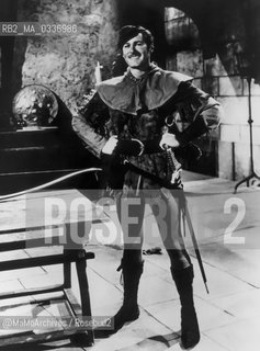 Australian-American actor Erroll Flynn starring in the movie  The Adventures of Robin Hood (1938) / Lattore americano Erroll Flynn nel ruolo di protagonista del film La leggenda di Robin Hood (1938) - Reproduced by MaMoArchives/Rosebud2