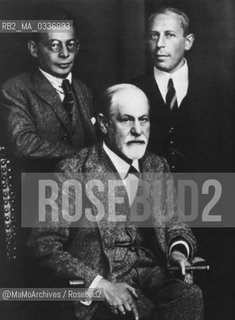 1922: Sigmund Freud,  father of psychoanalysis, and his assistants Otto Rank (left) and Karl Abraham (right) / 1922: Sigmund Freud, fondatore della psicoanalisi, e i suoi assistenti Otto Rank (a sinistra) e Karl Abraham (a destra) - Reproduced by MaMoArchives/Rosebud2