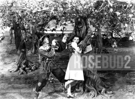 American actors Ray Bolger and Judy Garland on the set of the movie The Wizard of Oz directed by Victor Fleming (1939) / Gli attori americani Ray Bolger e Judy Garland sul set del film Il mago di Oz diretto da Victor Fleming (1939) - Reproduced by MaMoArchives/Rosebud2